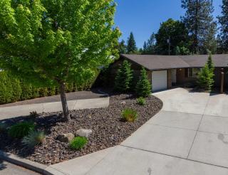 Spacious 3BR Family Retreat w Fire Pit BBQ Smart TVs & More - Spokane Valley - 1