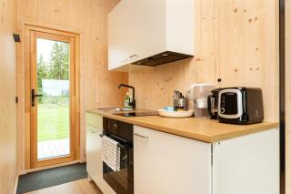 Riverside tiny house with hot tub - - 3