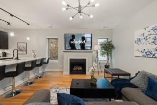 3 Bed 2 Bath Chicago Retreat w Balcony & Parking - Chicago - 0