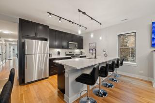 3 Bed 2 Bath Chicago Retreat w Balcony & Parking - Chicago - 8