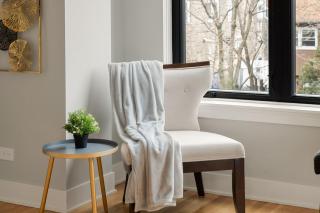 3 Bed 2 Bath Chicago Retreat w Balcony & Parking - Chicago - 3