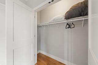 3 Bed 2 Bath Chicago Retreat w Balcony & Parking - Chicago - 1