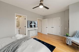 3 Bed 2 Bath Chicago Retreat w Balcony & Parking - Chicago - 2