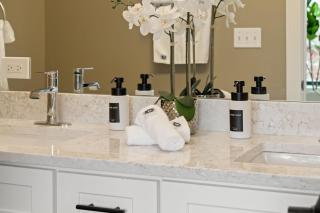 3 Bed 2 Bath Chicago Retreat w Balcony & Parking - 7