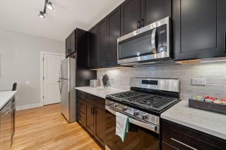 3 Bed 2 Bath Chicago Retreat w Balcony & Parking - 4