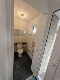 Cosy 4-Bed House Near Town, for Work or Rest - - 5