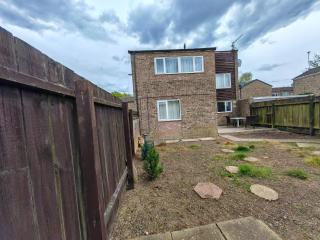 Cosy 4-Bed House Near Town, for Work or Rest - - 4