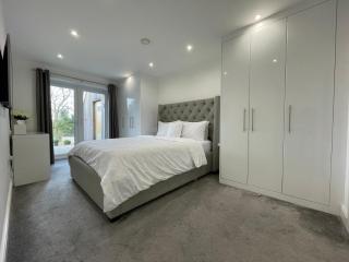 4 Bed House with Breathtaking Views in Bromley - 2