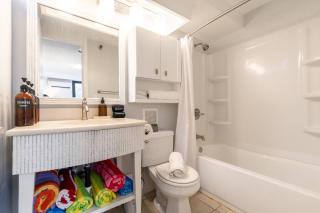 Stunning 1BR with lanai -2 blocks to Waikiki Beach - Honolulu - 2