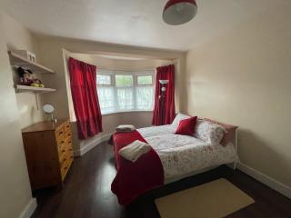 Spacious London House with Parking - Barking - 0