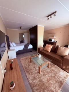Dainfern Fourways apartment with private garden and scenic views - Sandton - 4