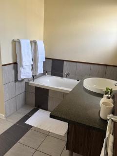 Dainfern Fourways apartment with private garden and scenic views - 2