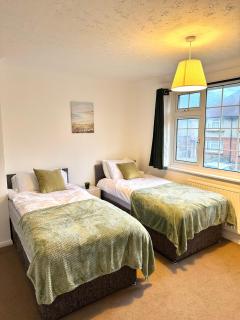 Rushden 5 Beds 3 Bedroom Home - Contractors - Families - Free Parking - Garden - Fast Wifi - Smart HD TV with Netflix - Rushden - 0
