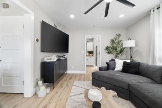 Craftsmen Gem 2-BR House Walk Whiskey RowSleep 6 - 1