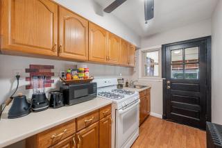 Spacious Capitol Hill Retreat with King bed and Iconic DC landmarks view from your suite - 2
