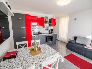 Sleek and Stylish Umag Apartments with Sea View - Two Bedroom Apartment with Balcony - Umag - 8
