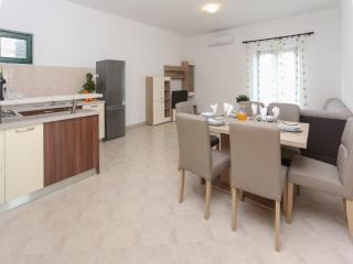 Sunny Elegant Apartments in Trogir - Standard Three Bedroom Apartment with Balcony - Trogir - 6