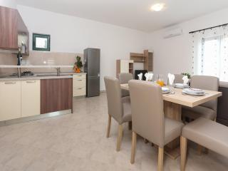 Sunny Elegant Apartments in Trogir - Standard Three Bedroom Apartment with Balcony - Trogir - 4