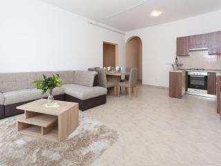 Sunny Elegant Apartments in Trogir - Standard Three Bedroom Apartment with Balcony - Trogir - 9