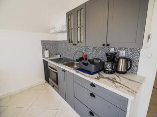 Sleek and Stylish Umag Apartments with Sea View - Two Bedroom Apartment with Terrace - Umago - 6