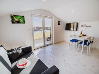 Sleek and Stylish Umag Apartments with Sea View - Two Bedroom Apartment with Terrace - Umago - 9