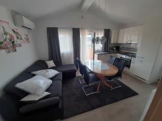Cozy Apartments with Private Balcony Vinisce - Comfort Two Bedroom Apartment - Vinišće - 8