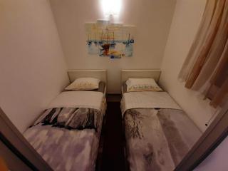 Cozy Apartments with Private Balcony Vinisce - Comfort Two Bedroom Apartment - Vinišće - 6