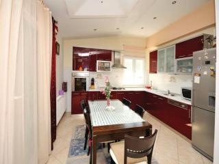 Chic and Stylish Kastel Novi Apartment with Pool - Five Bedroom Apartment With Pool - Kastel Novi - 8