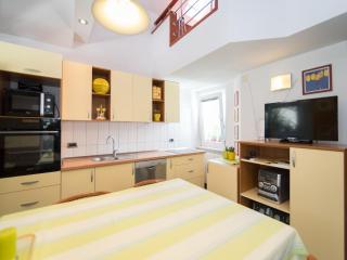 Apartments Vrandecic - One Bedroom Apartment with Gallery Room and Garden Terrace - Postira - 8