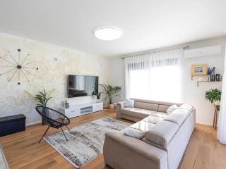 Luxurious Sanctuary Villa Primorski Dolac with Pool - Three Bedroom Villa with Pool - Primorski Dolac - 8