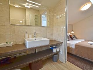 Tranquil Getaway with Shared Pool in Bale - One Bedroom Apartment - Bale - 3