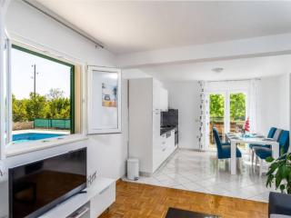 Tranquil Oasis Holiday Home Primorski Dolac with Pool - Three Bedroom Holiday Home with Pool - Primorski Dolac - 5
