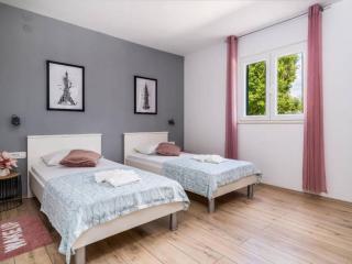 Tranquil Oasis Holiday Home Primorski Dolac with Pool - Three Bedroom Holiday Home with Pool - Primorski Dolac - 4