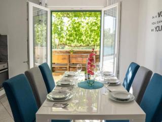 Tranquil Oasis Holiday Home Primorski Dolac with Pool - Three Bedroom Holiday Home with Pool - Primorski Dolac - 6