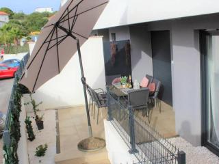 Stylish Okrug Gornji Apartment with Terrace and Patio - Two Bedroom Apartment with Terrace - Trogir - 1