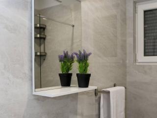 Stylish Okrug Gornji Apartment with Terrace and Patio - Two Bedroom Apartment with Terrace - Trogir - 4