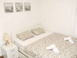 Stylish Okrug Gornji Apartment with Terrace and Patio - Two Bedroom Apartment with Terrace - Trogir - 6