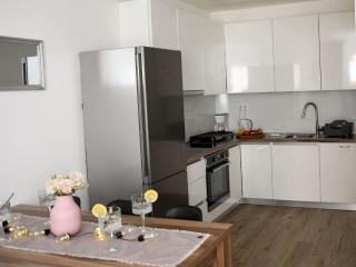 Stylish Okrug Gornji Apartment with Terrace and Patio - Two Bedroom Apartment with Terrace - Trogir - 8