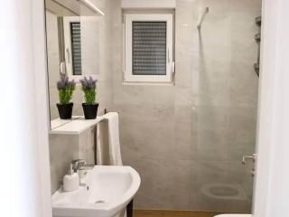 Stylish Okrug Gornji Apartment with Terrace and Patio - Two Bedroom Apartment with Terrace - Trogir - 3