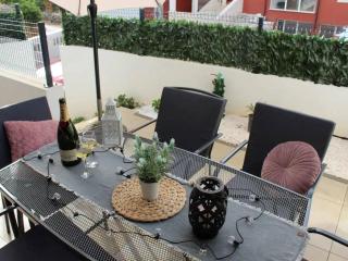 Stylish Okrug Gornji Apartment with Terrace and Patio - Two Bedroom Apartment with Terrace - Trogir - 2
