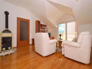 Bright Ka tela Apartment with Balcony and Private Parking - Two Bedroom Apartment - Kaštela - 9