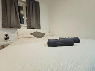 4 BR Sleeps 11 Walk to Etihad - 2