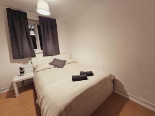 4 BR Sleeps 11 Walk to Etihad - 1