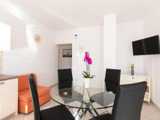 Two Bedroom Apartment with Balcony and Pool - 8