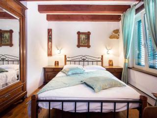 Authentic Dalmatian Hillside Escape with Pool, Sauna & BBQ - Seven Bedroom Holiday Home - Zadvarje - 2