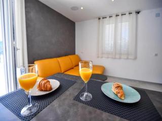 Two Bedroom Holiday Home with Swimming pool - Pobrežje - 1