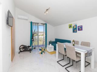 Two Bedroom Apartment with Balcony - Kaštela - 0