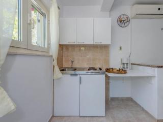 Seaside Getaway Holiday Home with Patio Slatine - Three Bedroom Holiday Home - Slatine - 7