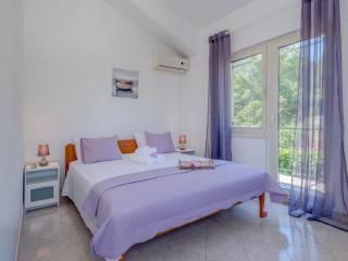 Seaside Getaway Holiday Home with Patio Slatine - Three Bedroom Holiday Home - Slatine - 4