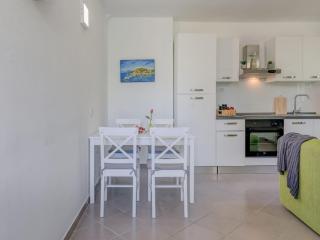 Seaside Getaway Holiday Home with Patio Slatine - Three Bedroom Holiday Home - Slatine - 9